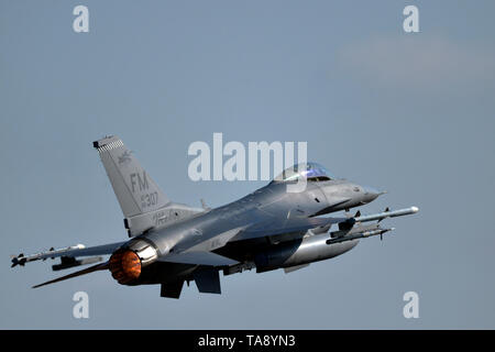 Un F-16C Fighting Falcon affecté à la 93e Escadron de chasse, Homestead Air Reserve Base, Fla., prend son envol au cours d'un déploiement d'entraînement en vol de la Royal Air Force à Lakenheath, Angleterre, le 16 mai 2019. Pendant le déploiement, la 93e FS a effectué plus de 136 sorties et accumulé près de 180 heures de vol. (U.S. Air Force photo par le Sgt. Eric Burks) Banque D'Images