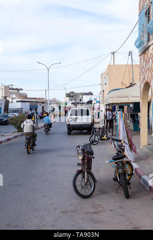 SOUSSE, Tunisie, Afrique-vers mai, 2012 : les cyclomoteurs sont sur la rue d'une ville de province. C'est le type le plus commun des transports. Petites Rues de Tunisi Banque D'Images