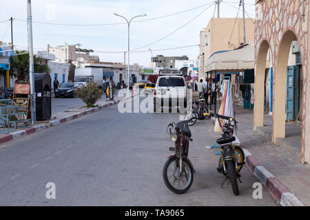 SOUSSE, Tunisie, Afrique-vers mai, 2012 : les mobylettes sur la rue d'une ville de province. C'est le type le plus commun des transports. Ruelles de Sousse cit Banque D'Images