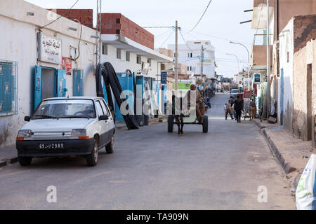 SOUSSE, Tunisie, Afrique-vers mai, 2012 : âne avec un chariot est dans la rue dans la petite ville. C'est le transport local pour les gens. Ruelles de Sousse ci Banque D'Images