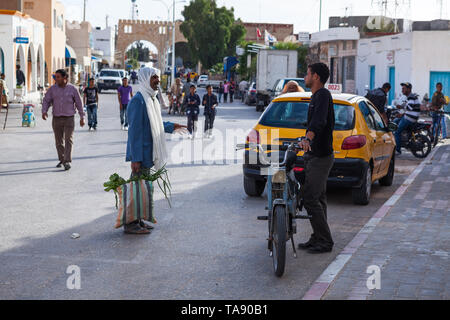 SOUSSE, Tunisie, Afrique-vers mai, 2012 : les gens parlent arabe locale ensemble dans petite ville sur la rue. Ruelles de Sousse ville avec la vie quotidienne Banque D'Images