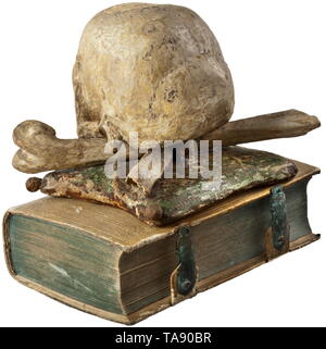 Un mémento mori : réservez dès aujourd'hui et du crâne, milieu du 18ème siècle sculpté entièrement en bois sculpté, crâne, reposant sur deux os croisés et un coussin sculpté. Ancienne coloration. En outre, un livre à la reliure en cuir estampé d'origine. 'Theologica universa', Augsburg 1760, 424 pages, la page de titre avec gravure sur cuivre. Ensemble décoratif. Hauteur de la tête de 12 cm, avec 17 cm. livre historique, historique, 18ème siècle, Additional-Rights Clearance-Info-Not-Available- Banque D'Images