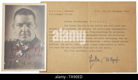 Deux signatures de Theodor Eicke (1892 - 1943) une lettre et une carte d'Hoffmann signé par l'inspecteur des camps de concentration et, plus tard, commandant de la 3 Division SS "Totenkopf" à un groupe jeunesse d'Hitler qui a l'intention d'appliquer pour la Waffen-SS. Deux signatures manuscrites de Theodor Eicke, la lettre avec signature originale et post-terrain nombre '17492' et texte (tr.) 'cher Hitleriennes Werner !...'. Dimensions 10 x 15 cm et 14,5 x 20 cm., historique, historique du 20e siècle, années 1930, années 1940, Waffen-SS, division de l'armée des SS, un service armé, forces armées, NS, le National-socialisme, le Nazisme, troisième , Editorial-Use-seulement Banque D'Images