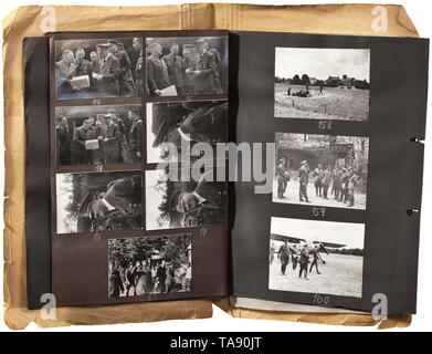 Adolf Hitler - trois albums photo avec des images de l'administration centrale du Führer' 'Wolfsschlucht (Gorge de Loup) à Bruly-de-Pesche 199 images par Heinrich Hoffmann, de tailles différentes, principalement à notre connaissance inconnu et documents inédits, couvrant la période de l'arrivée de Hitler dans l'après-midi du 6 juin 1940 de Regniowez - Le Gros Caillou jusqu'à son départ le 25 juin 1940. Le 19 juin, il avait déjà ordonné le déplacement de FHQu à 'Tannenberg'. Du 25 mai au 6 juin, 600 membres de l'organisation Todt a travaillé sur le projet du 20e siècle, Editorial-Use-seulement Banque D'Images