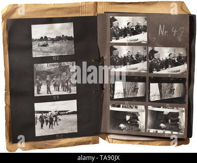 Adolf Hitler - trois albums photo avec des images de l'administration centrale du Führer' 'Wolfsschlucht (Gorge de Loup) à Bruly-de-Pesche 199 images par Heinrich Hoffmann, de tailles différentes, principalement à notre connaissance inconnu et documents inédits, couvrant la période de l'arrivée de Hitler dans l'après-midi du 6 juin 1940 de Regniowez - Le Gros Caillou jusqu'à son départ le 25 juin 1940. Le 19 juin, il avait déjà ordonné le déplacement de FHQu à 'Tannenberg'. Du 25 mai au 6 juin, 600 membres de l'organisation Todt a travaillé sur le projet du 20e siècle, Editorial-Use-seulement Banque D'Images