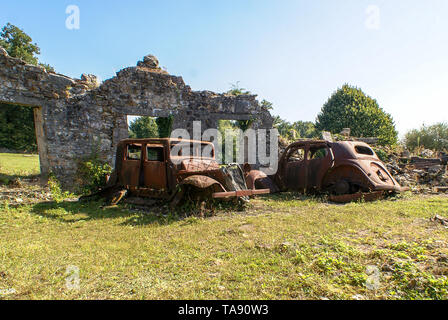 Deux vieilles voitures laisse encore lorsqu'ils ont été abandonnés. Le village d'Oradour-sur-Glane a été totalement détruite lors de la Seconde Guerre mondiale Banque D'Images