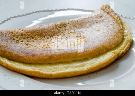 Fluffy omelette du Mont Saint Michel maison pour le petit-déjeuner de style. L'alimentation biologique. Banque D'Images