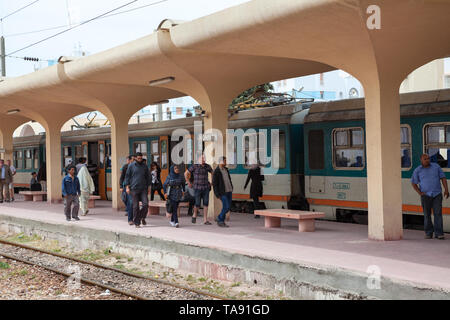 MONASTIR, TUNISIE-vers mai, 2012 : les passagers descendre du train est arrivé à Monastir station intermédiaire clé. Le Métro du Sahel est une voie métrique électrifiés, rail Banque D'Images