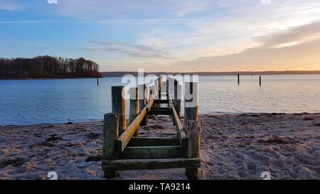 Jetée sur la côte de la mer du Nord à Kollund au Danemark Banque D'Images