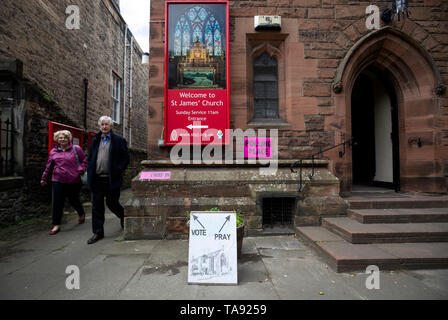Les panneaux à l'extérieur du bureau de vote au St James' Church à Édimbourg. Banque D'Images