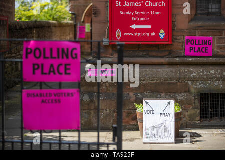Les panneaux à l'extérieur du bureau de vote au St James' Church à Édimbourg. Banque D'Images