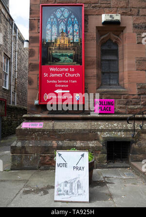 Les panneaux à l'extérieur du bureau de vote au St James' Church à Édimbourg. Banque D'Images