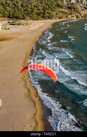 Pilote paramoteur voler au-dessus de la plage d'Iztuzu, antenne, Dalyan Mugla, Turquie). (MR) Banque D'Images