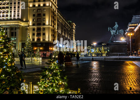 Les arbres de Noël avec des lumières de la canopée à Carré Manezhnaya dans la nuit. Décorations de fête Le Nouvel An à Moscou avant les prochaines vacances d'hiver, Moscou, R Banque D'Images