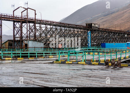 Soudain la ville minière russe abandonnés Pyramiden rouillés. port, Isfjorden, Longyearbyen, Svalbard, Norvège. Banque D'Images