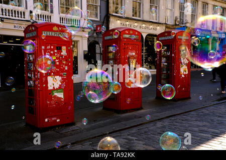 Royal Mile, Red phone boxes et bulles de savon Ecosse 8 mai - 19 mai. Voyage à travers l'Écosse Foto Samantha Insidefoto Zucchi Banque D'Images