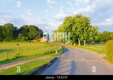 Colton Road est une route étroite qui mène à l'entrée de Temple Newsam Estate à Leeds, qui est une attraction touristique gratuite Banque D'Images