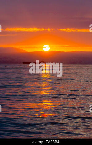 Très beau coucher de soleil en mer. Seascape incroyable. Des vacances à la mer. Banque D'Images