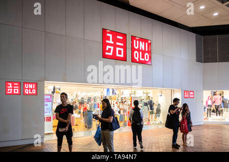 Logo Uniqlo, un magasin de mode japonaise, vu dans un magasin à Hong Kong. Banque D'Images