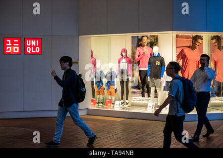 Logo Uniqlo, un magasin de mode japonaise, vu dans un magasin à Hong Kong. Banque D'Images