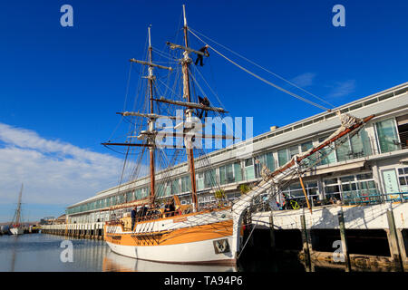 Le navire à voile Lady Nelson attaché à Elizabeth Street Pier dans le secteur riverain de Hobart en Tasmanie en Australie. Le Lady Nelson est un replic Banque D'Images