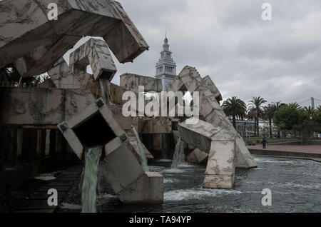 Vaillancourt Fontaine a été terminé en 1971 et se trouve en face de l'Embarcadero à partir du Ferry Building, à San Francisco. Banque D'Images