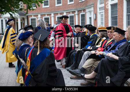 Faculté se trouve en attente de remise des diplômes pour commencer au Smith College de Northampton, Massachusetts. Banque D'Images