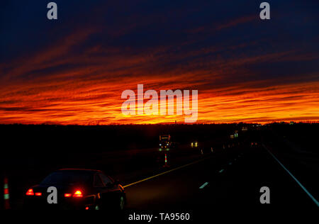 Voiture allume la chaussée dans la superbe paysage crépuscule coucher du soleil dans le beau paysage de soleil rose flou Banque D'Images