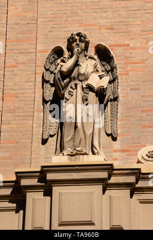 Valence, Espagne. Le 5 février 2019. Sculpture sur l'église du Sacré-Cœur de Jésus (Iglesia del Sagrado Corazon de Jesus) Banque D'Images