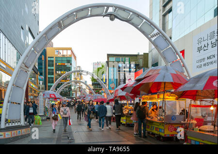 Busan International Film Festival (BIFF) carré avec des stands de nourriture de rue et des boutiques le long de la manière Nampodong, ville de Busan, Corée du Sud Banque D'Images