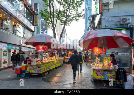 L'alimentation de rue locaux distributeur au Busan International Film Festival (BIFF) Square à Nampodong, ville de Busan, Corée du Sud Banque D'Images