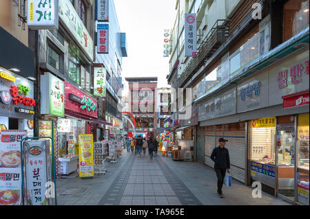 Rue commerçante Nampodong près de Busan International Film Festival (BIFF) Square, une attraction touristique culturelle à Busan, Corée du Sud Banque D'Images