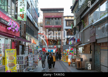 Rue commerçante Nampodong près de Busan International Film Festival (BIFF) Square, une attraction touristique culturelle à Busan, Corée du Sud Banque D'Images