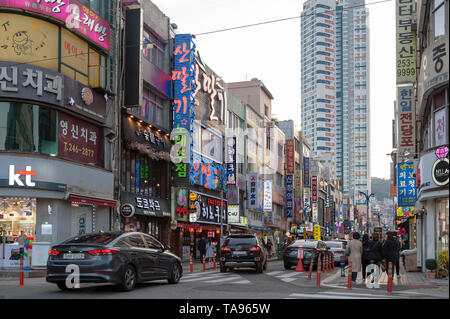 Rue commerçante Nampodong près de Busan International Film Festival (BIFF) Square, une attraction touristique culturelle à Busan, Corée du Sud Banque D'Images