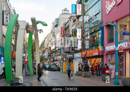 Rue commerçante Nampodong près de Busan International Film Festival (BIFF) Square, une attraction touristique culturelle à Busan, Corée du Sud Banque D'Images