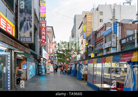 Rue commerçante Nampodong près de Busan International Film Festival (BIFF) Square, une attraction touristique culturelle à Busan, Corée du Sud Banque D'Images