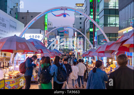 Busan International Film Festival (BIFF) carré avec des stands de nourriture de rue et des boutiques le long de la manière Nampodong, ville de Busan, Corée du Sud Banque D'Images