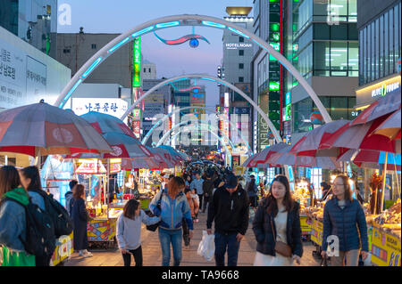 Busan International Film Festival (BIFF) carré avec des stands de nourriture de rue et des boutiques le long de la manière Nampodong, ville de Busan, Corée du Sud Banque D'Images