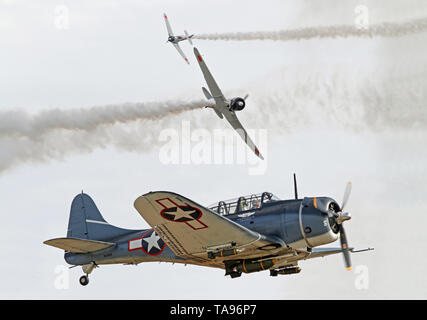 Deux chasseurs zéro japonais poursuivre un U.S. Douglas SBD Dauntless dive bomber dans une reconstitution de la Bataille de Midway durant la Seconde Guerre mondiale. Banque D'Images