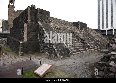 La ville de Mexico, Mexique - 2019 : Vestiges de temples aztèques à la Plaza de las Tres Culturas (Place des Trois Cultures). Banque D'Images