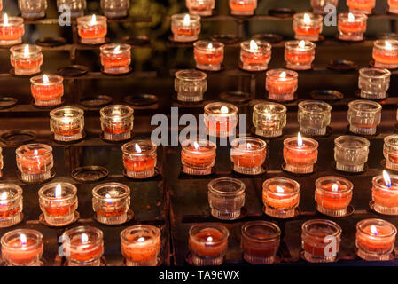 Bougies dans la cathédrale de Salzbourg à Salzbourg. L'Autriche Banque D'Images