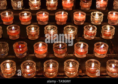 Bougies dans la cathédrale de Salzbourg à Salzbourg. L'Autriche Banque D'Images