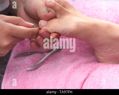 Femme qui reçoit un service par des professionnels de l'ongle Pédicure Manucure pédicure à. Fichier coiffeur Pédicure Manucure à clou et spa salon. Les soins des pieds. Banque D'Images