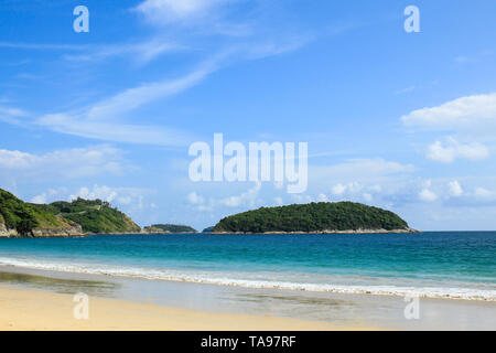 Vue sur plage de Naiharn Phuket en Thaïlande ,. Banque D'Images