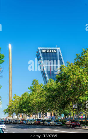 MADRID, ESPAGNE - l'un des deux immeubles de bureaux à proximité de la Plaza de Castilla appelée la porte de l'Europe tours (Puerta de Europa), construit en 1996 avec Banque D'Images