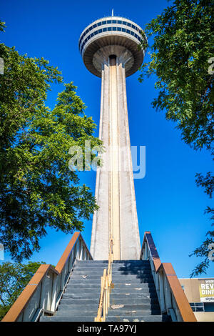 Niagara Falls, ON, Canada - le 18 juillet 2018 : le pont d'observation de la tour Skylon Banque D'Images