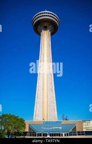 Niagara Falls, ON, Canada - le 18 juillet 2018 : le pont d'observation de la tour Skylon Banque D'Images