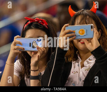 Harrison, NJ - 22 mai 2019 : fans de sud-coréen Hwang In-Beom (4) d'assister aux Whitecaps FC MLS partie régulière contre les Red Bulls sur Red Bull Arena jeu terminé en tirer 2 - 2 Banque D'Images