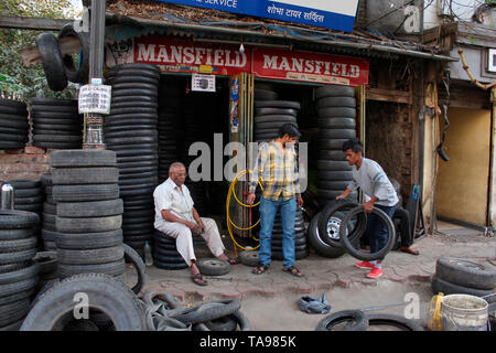 PUNE, Maharashtra, février 2019, les travailleurs de garage et atelier de réparation de crevaison. Banque D'Images