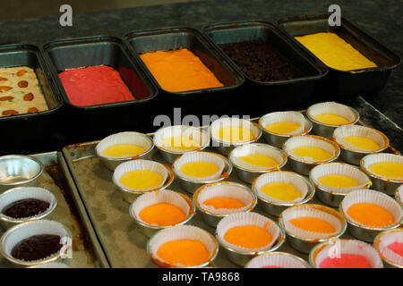 Cup cakes dans des couleurs différentes. Banque D'Images